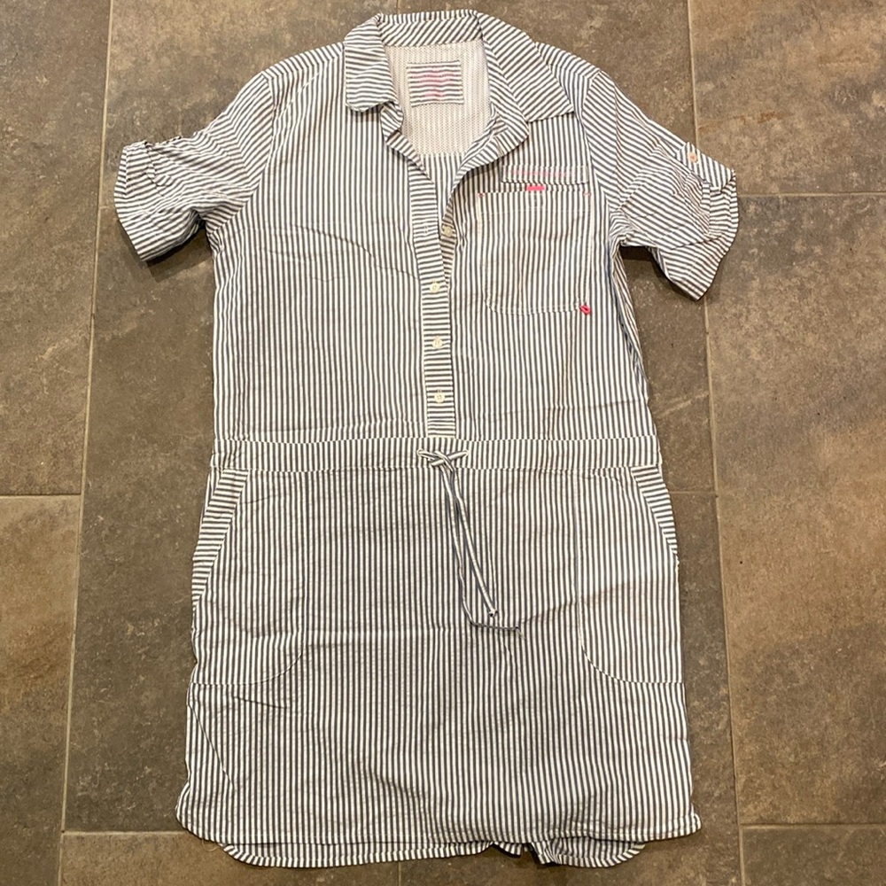 Cute vineyard vines dress. Blue pinstriped. With pockets and drawstring. Size 6